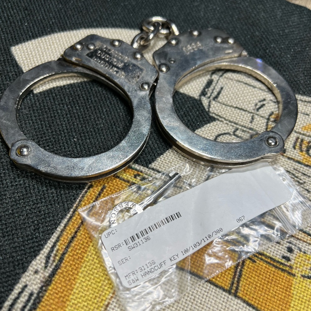 Professional metal handcuffs with smith&wesson key